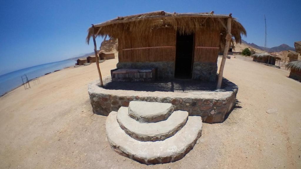 Hut with AC and shared bathroom
